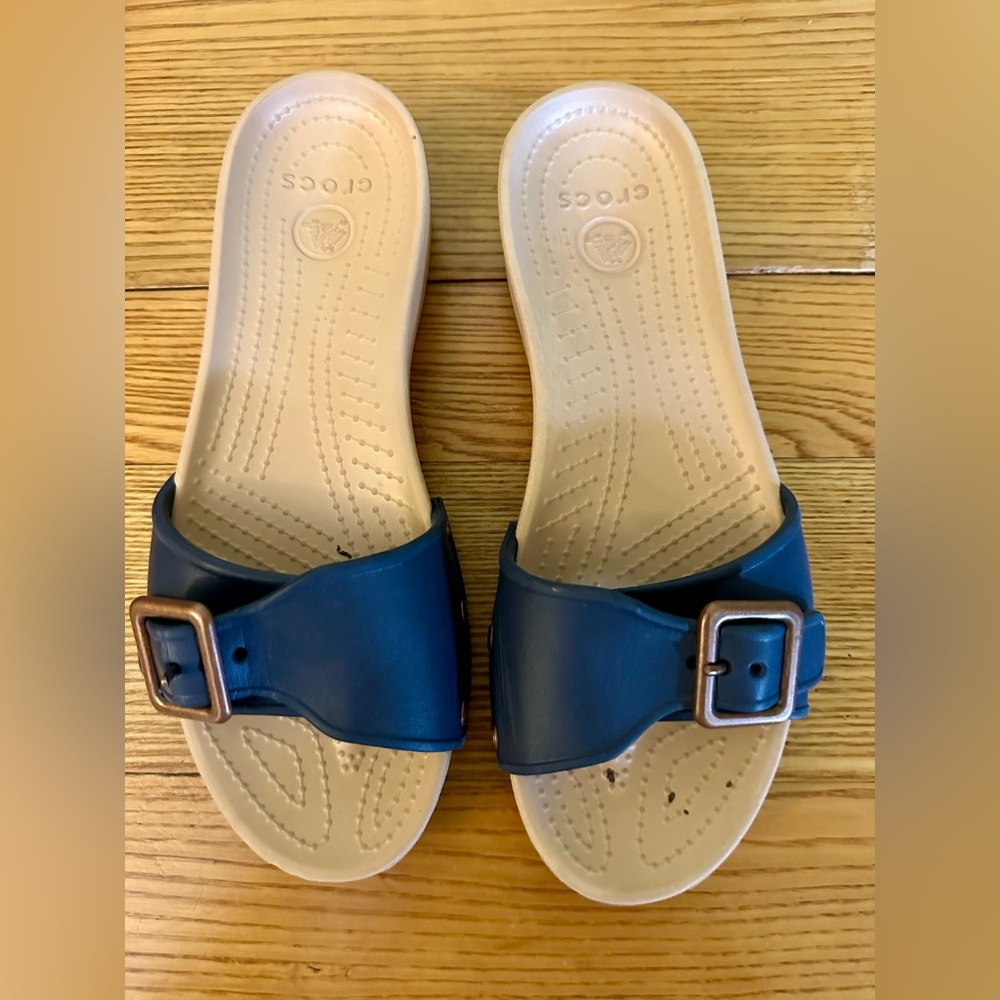 NWT Crocs Women's Size 10 Sarah Buckle Slip On Comfort Sandals Blue Copper - Picture 3 of 3